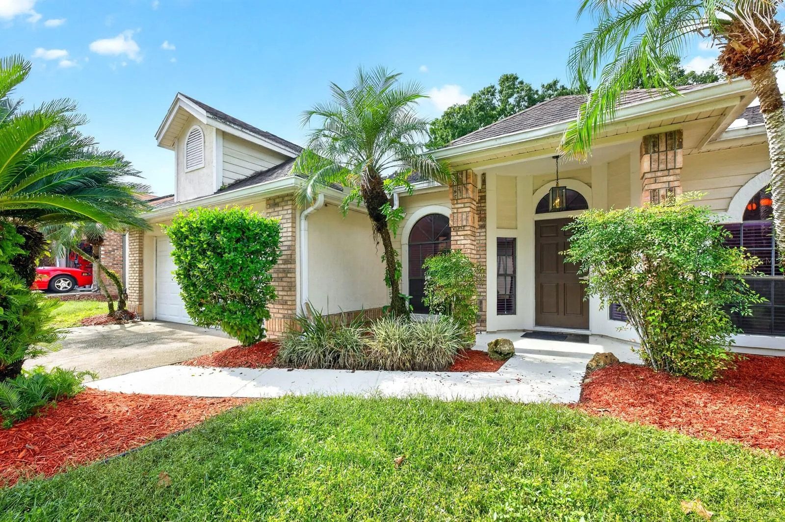 This Twin Rivers home is ready to welcome you as you enjoy the comfort of a MOVE-IN READY home in a desirable Oviedo GOLF COMMUNITY, with room to relax, entertain and make the most of Florida living.