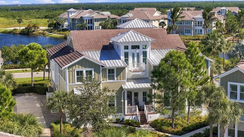 Turnkey-furnished 2-bedroom, 2-bath Bermuda coach home featuring a versatile bonus room—perfect for a den, home office, or additional bedroom!