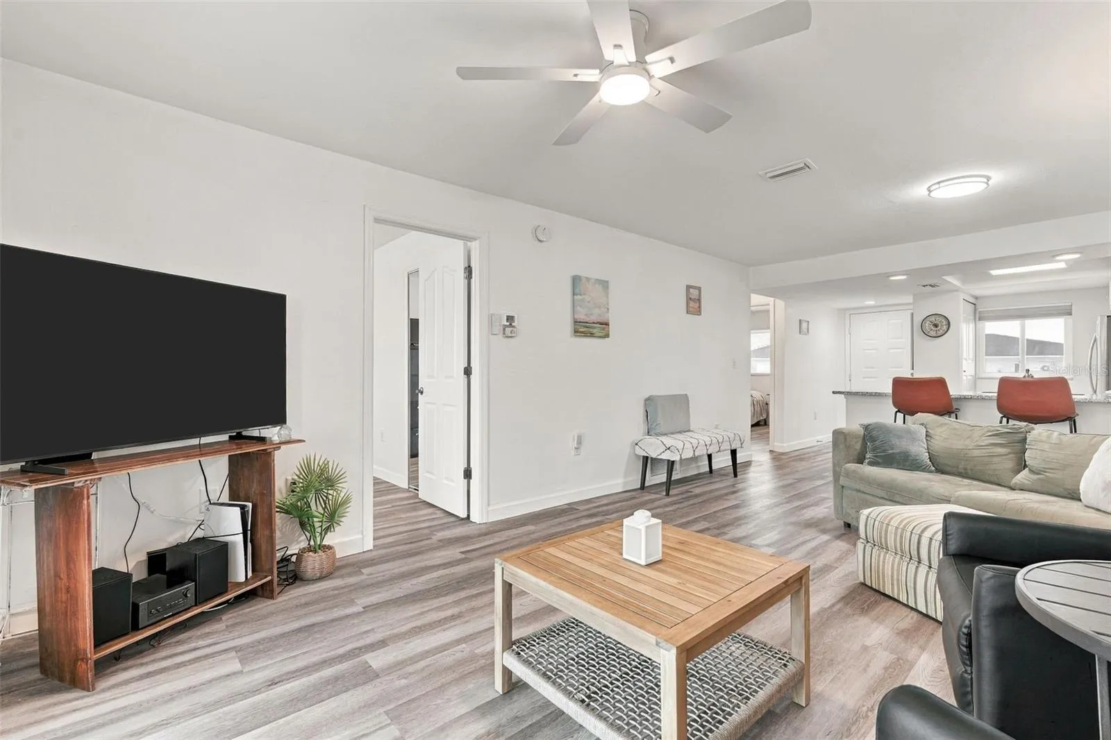 Open and Comfortable Living rOOM