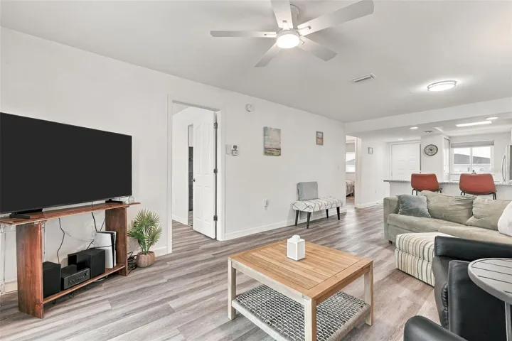 Open and Comfortable Living rOOM