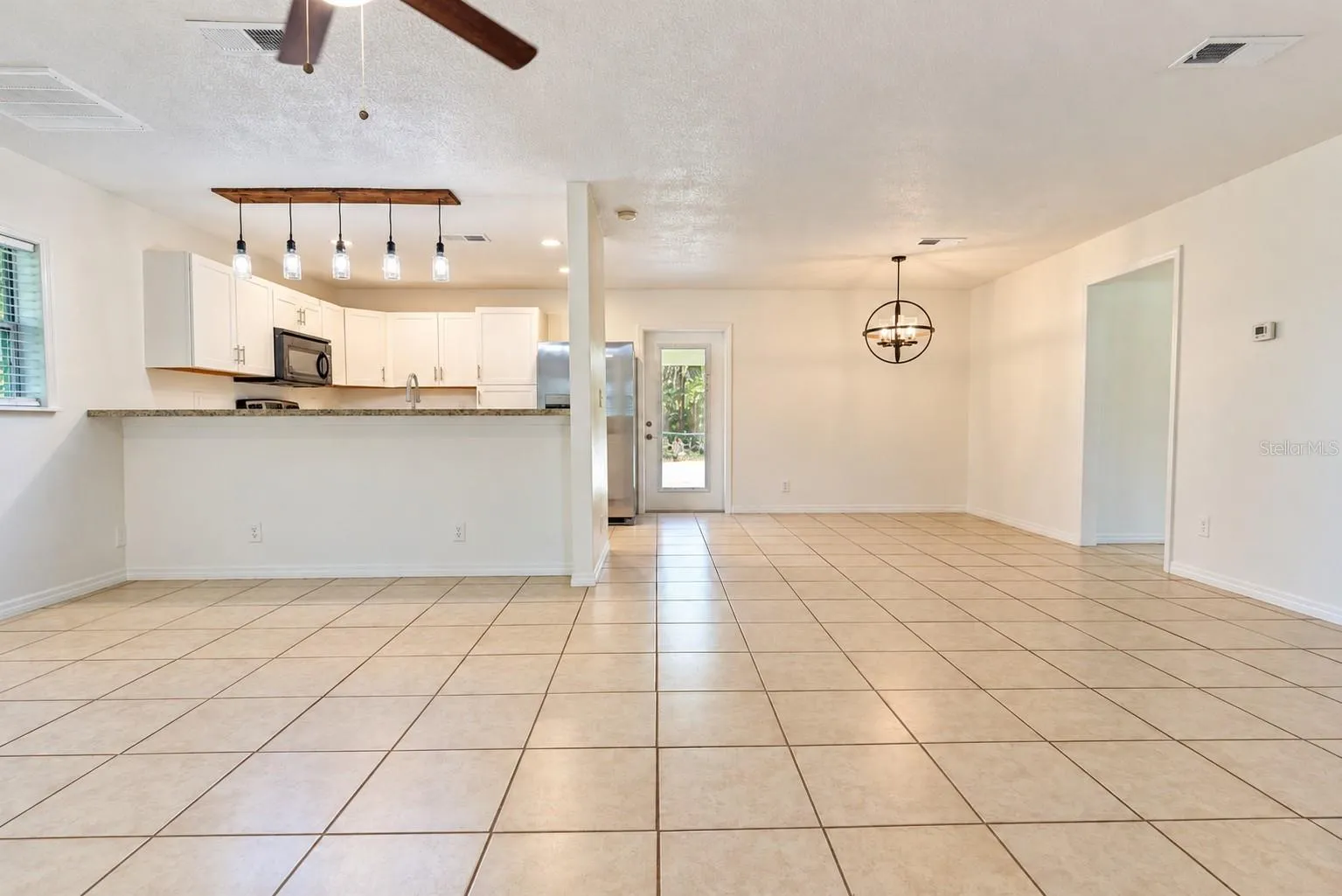 Livingroom/Kitchen/Dining