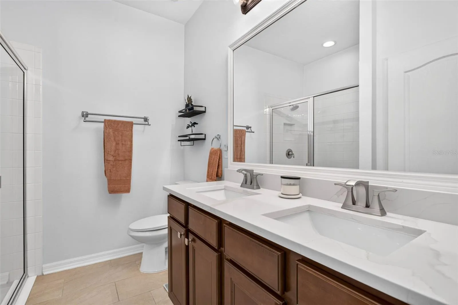 Ensuite bath with 2 sinks