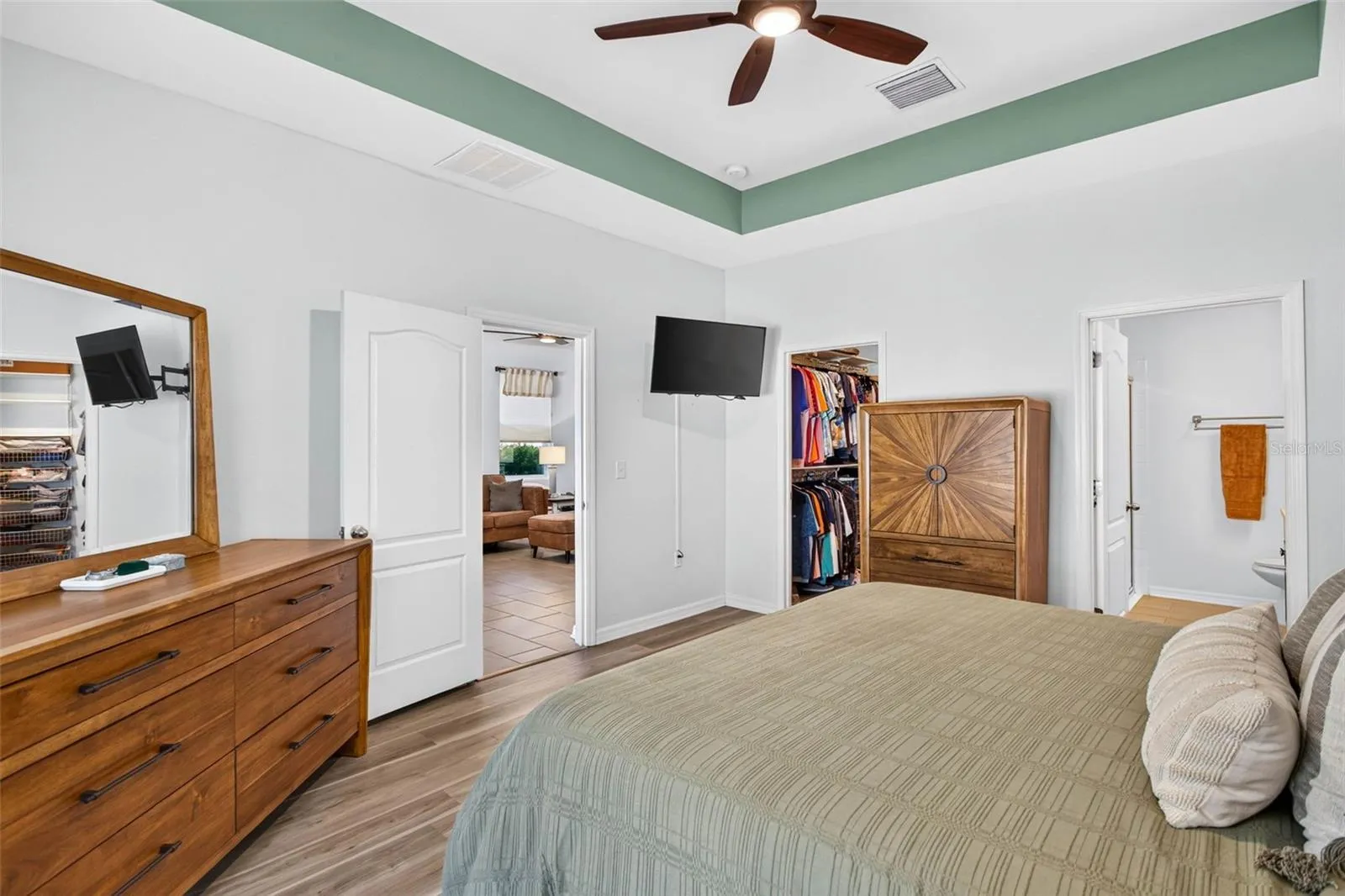 Ensuite bath and walk in closet