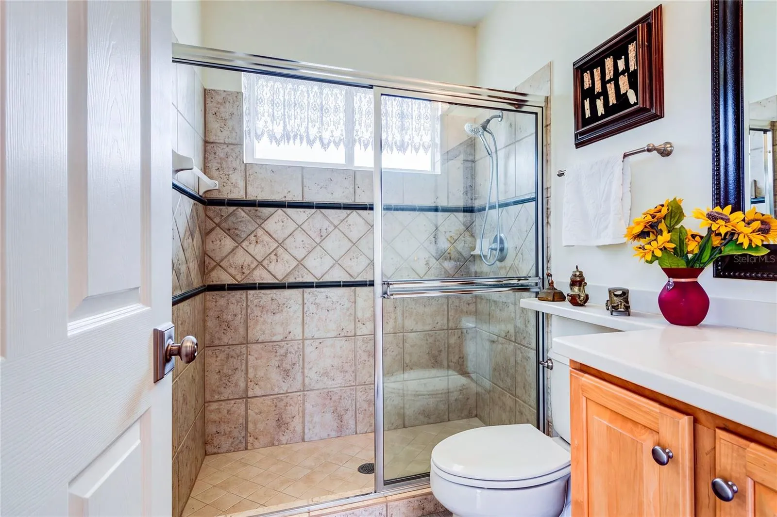 Back bath ensuite on same wing with door to access pool