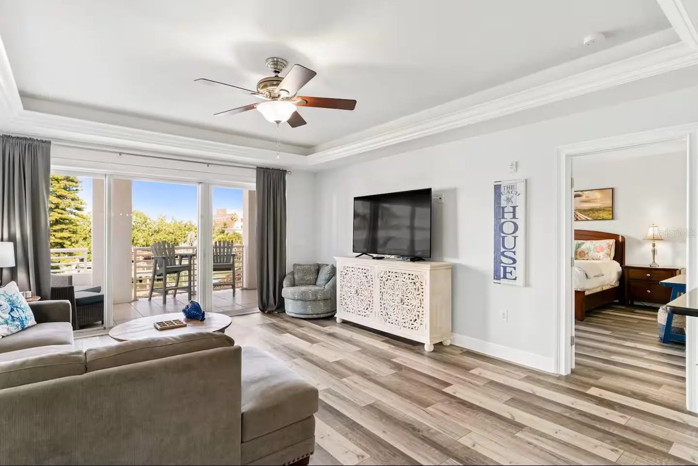 Spacious living room with access to the balcony