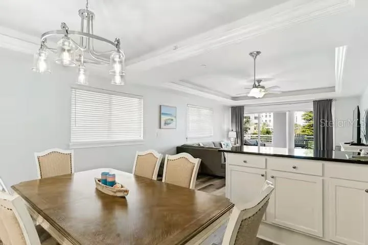 Dining and wet bar area
