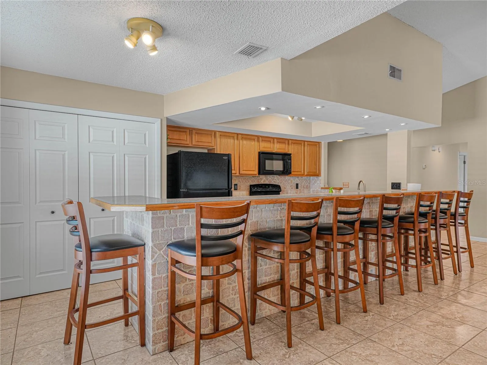 Kitchen with eat-at bar