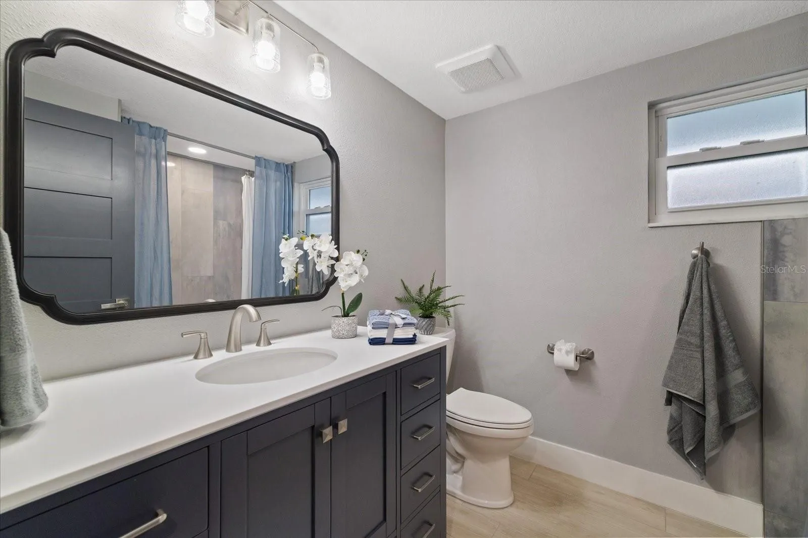 2nd full bath in hallway between guest bedrooms