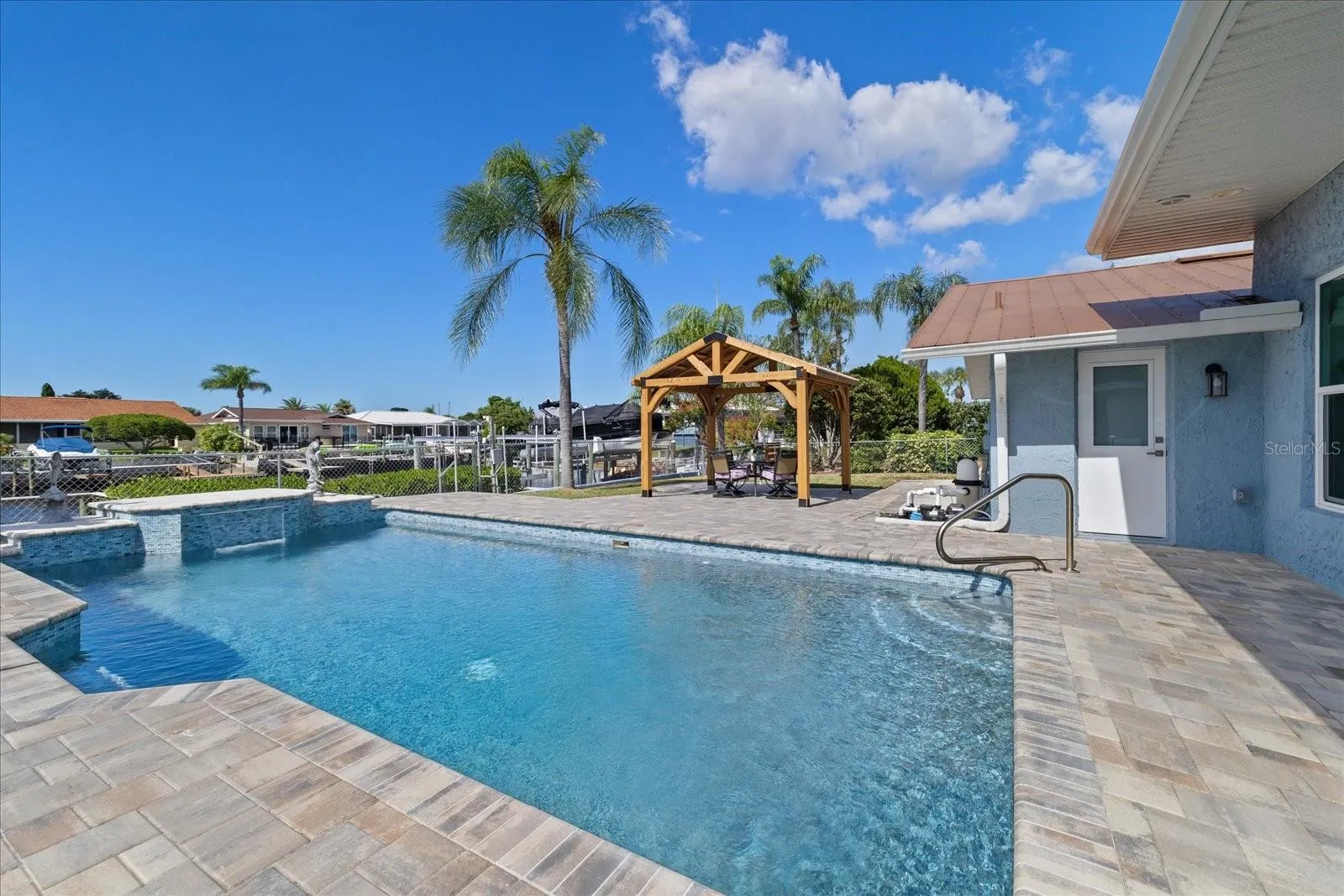 Large backyard for relaxing and entertaining