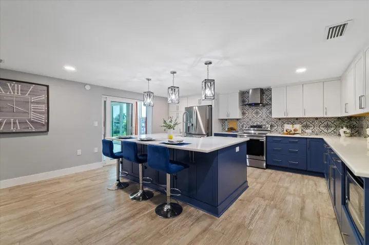 Spacious kitchen all rennovated