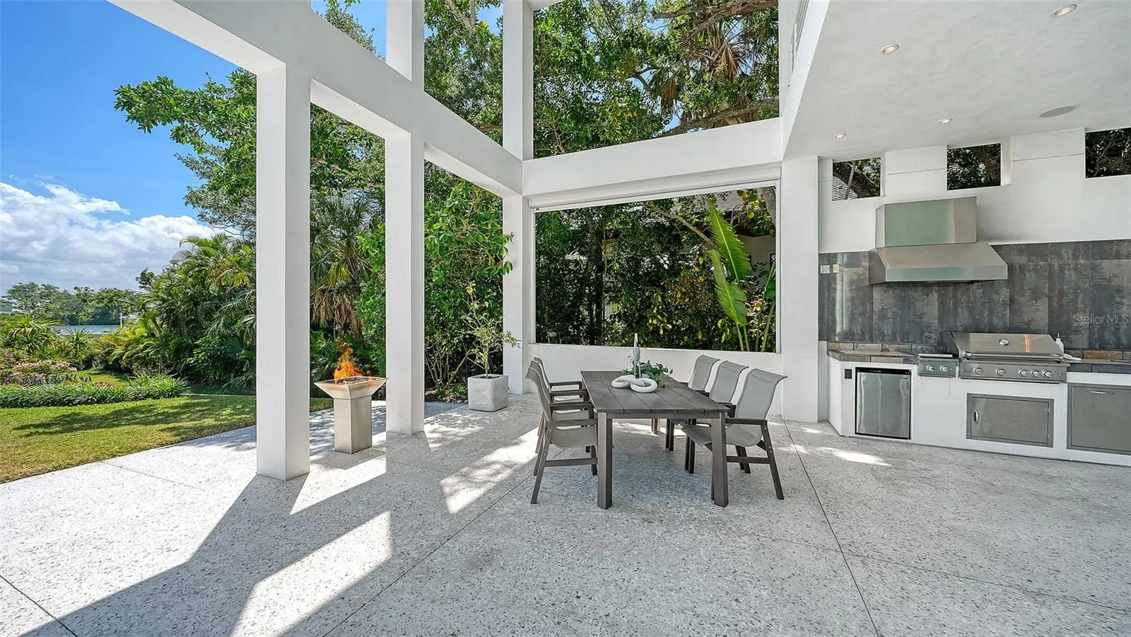 Outdoor kitchen terrace