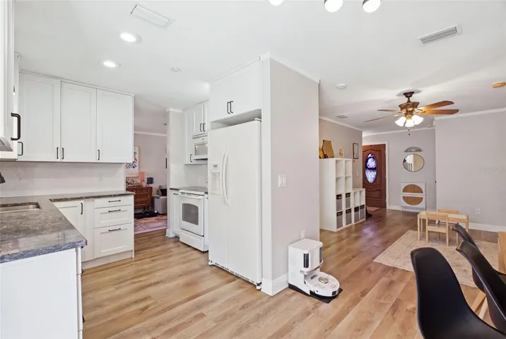 Kitchen / Dining Area