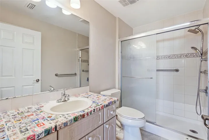 Full Guest Bath (upstairs)