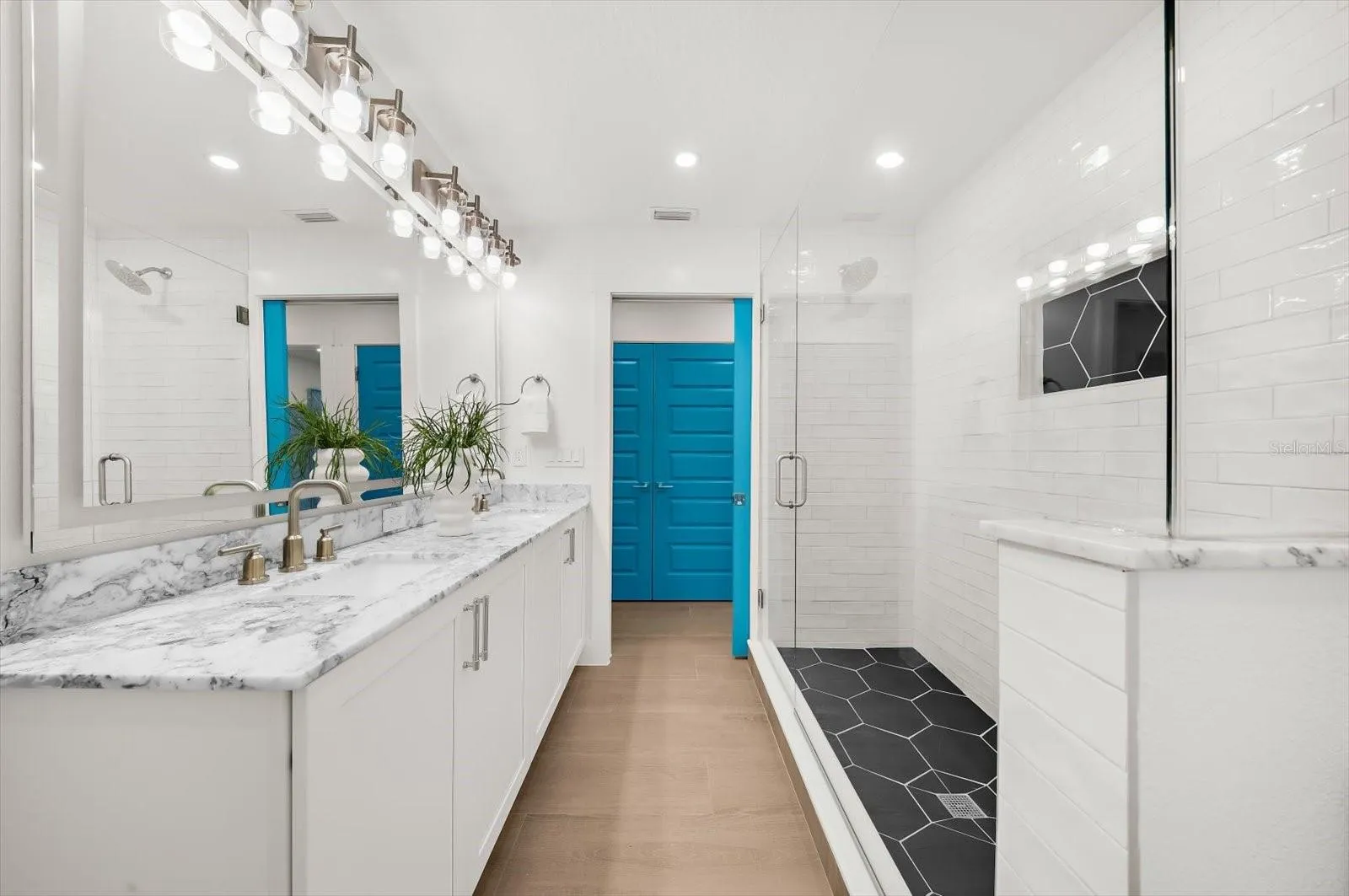 10304 Kingfisher Rd W - Guest Bathroom