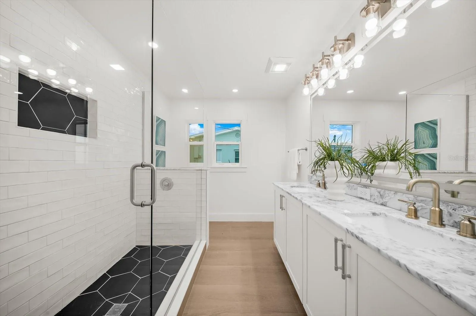 10304 Kingfisher Rd W - Guest Bathroom