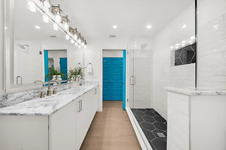 10304 Kingfisher Rd W - Guest Bathroom