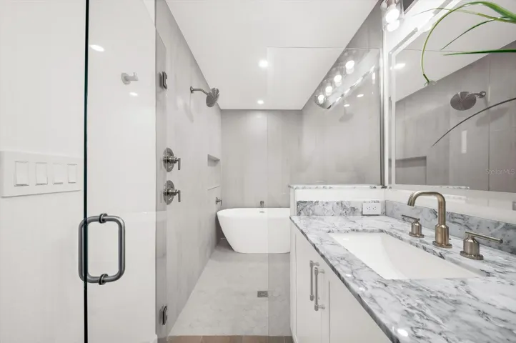 10304 Kingfisher Rd W - Primary Bathroom