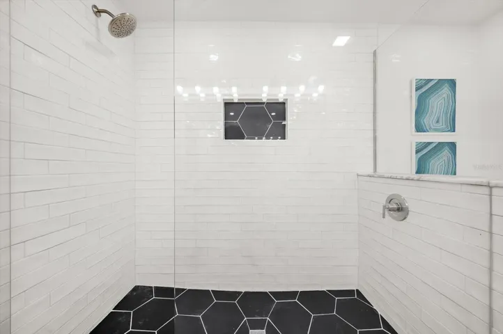 10304 Kingfisher Rd W - Bathroom