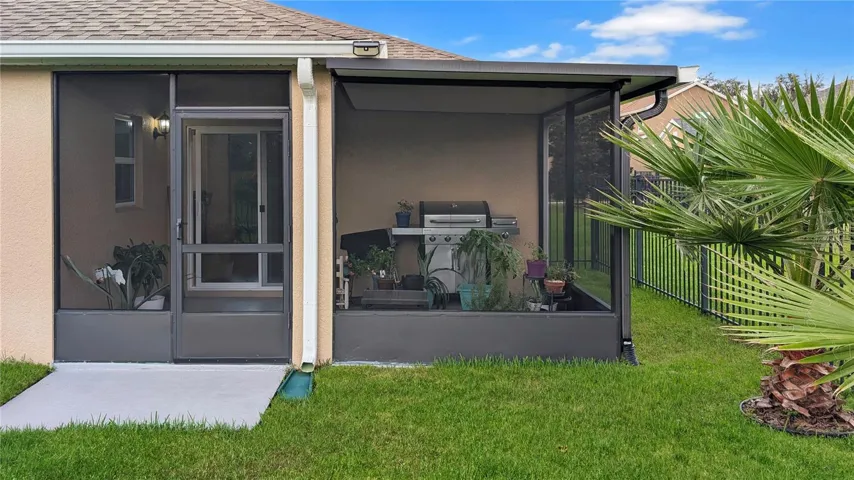 Screened Back Porch Overlooking PRIVATE WATER Views!