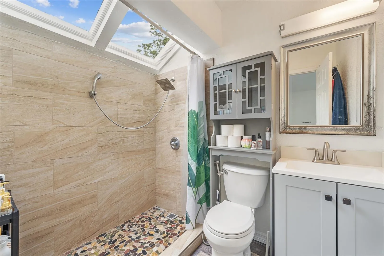 Primary en-suite bathroom.
