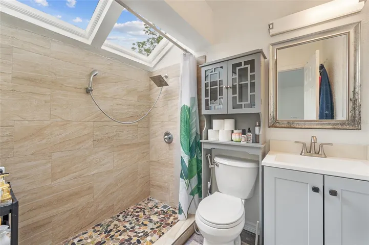 Primary en-suite bathroom.