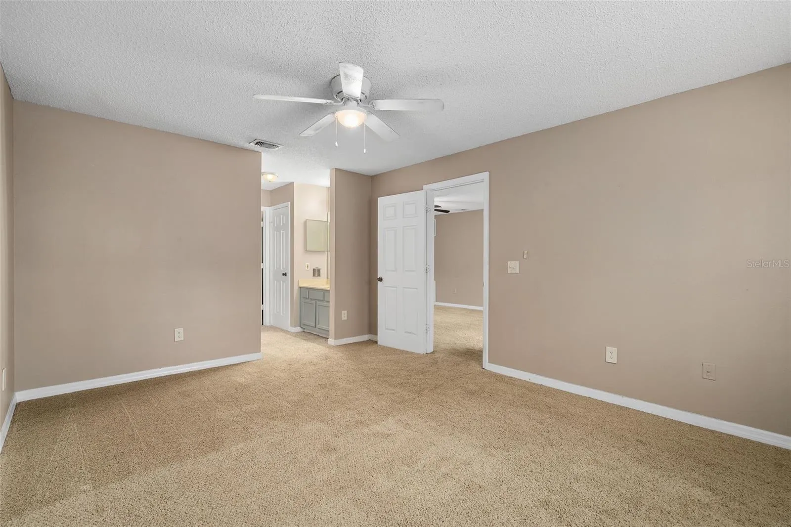 large bedrooms with walk in closets