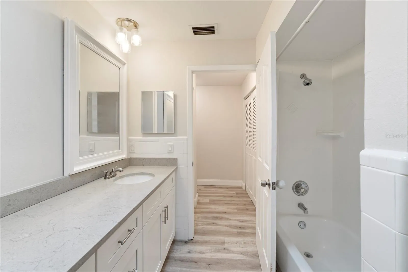Bathroom w/ Shower & Tub