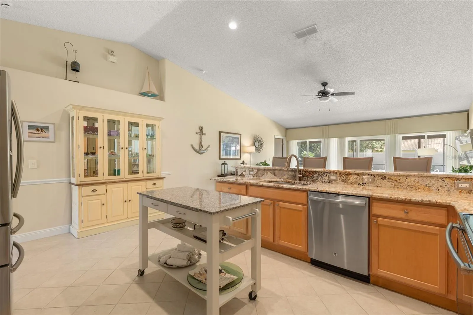 A clever touch of flexibility! The movable center island adds extra workspace when needed, while the kitchen’s generous floor space allows you to arrange it to suit your cooking style and daily routine.