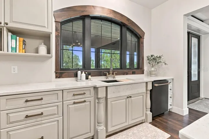 Custom arched Window made by "Masterpiece"!
