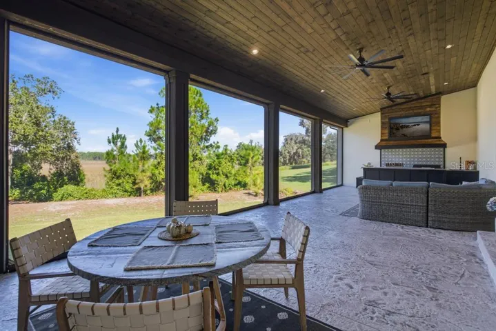 Oversized Lanai with REMOTE CONTROLLED SCREENS... love it!
