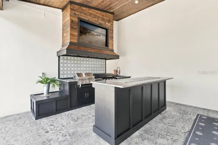 Love to entertain with two grills, with exhaust hood, sink and 8.5ft bar top!