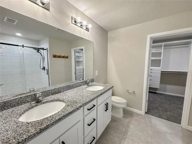 en suite, dual sinks and walk in closet