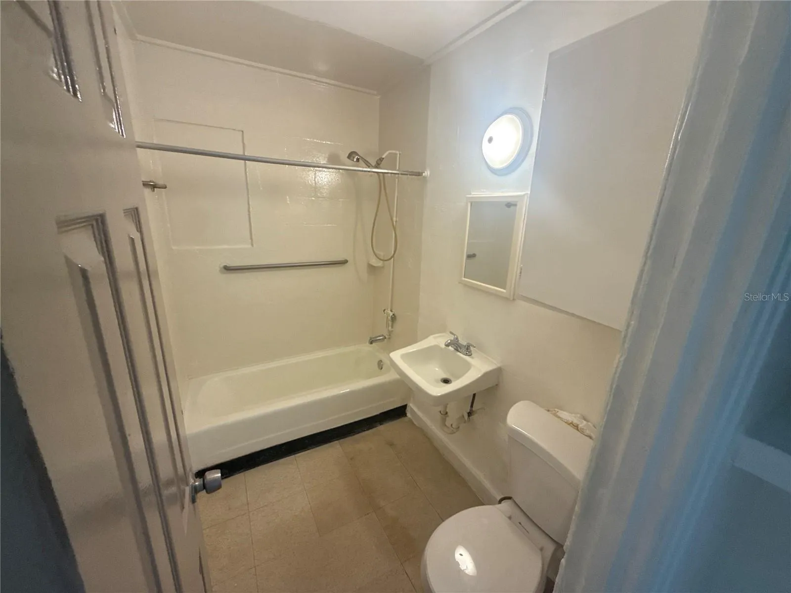 Unit B Vacant