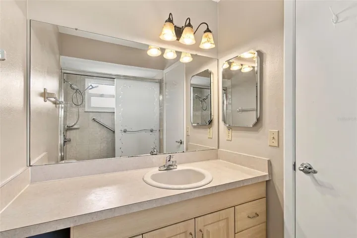 Primary en-suite bathroom