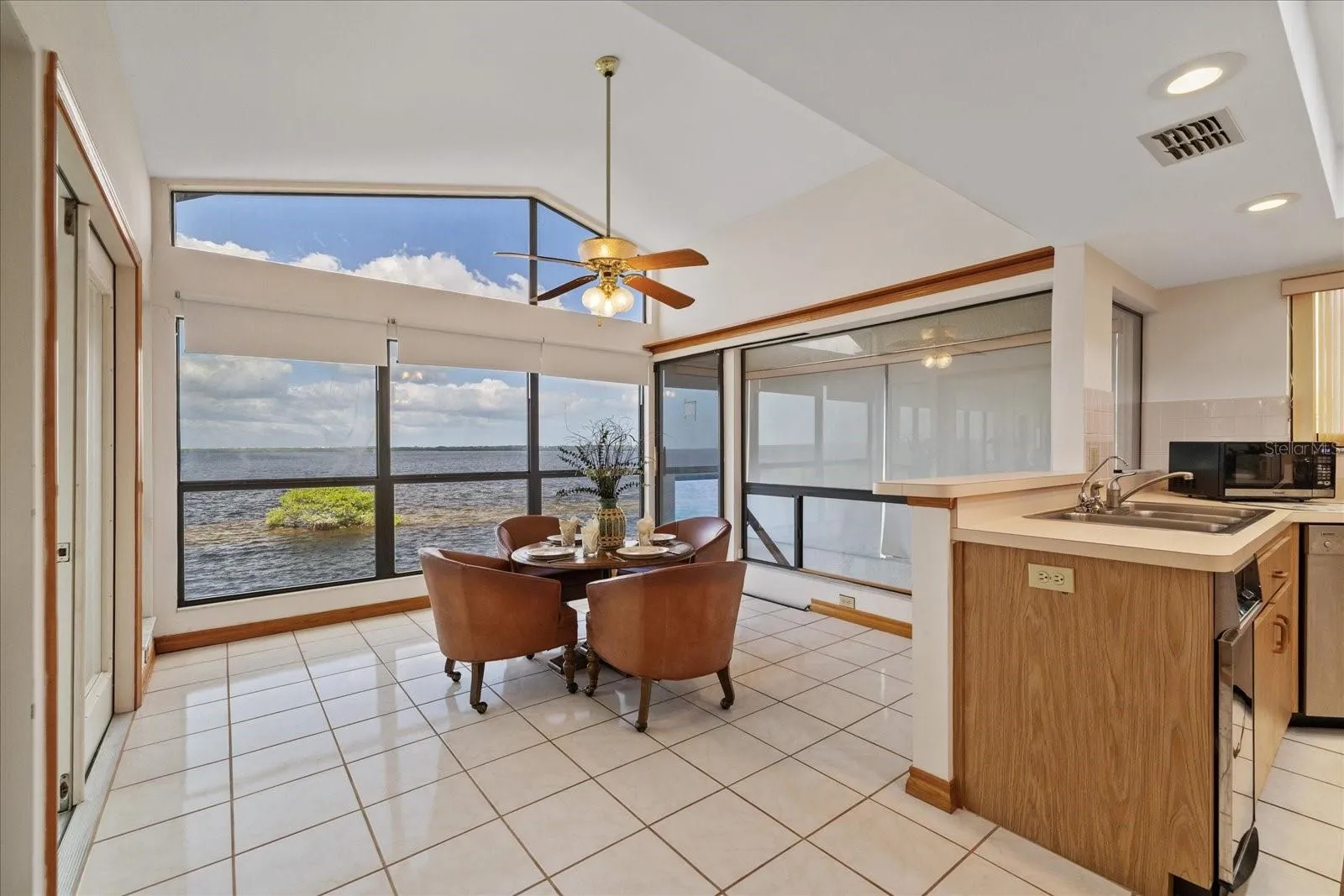 Dining nook, wow look at those views!