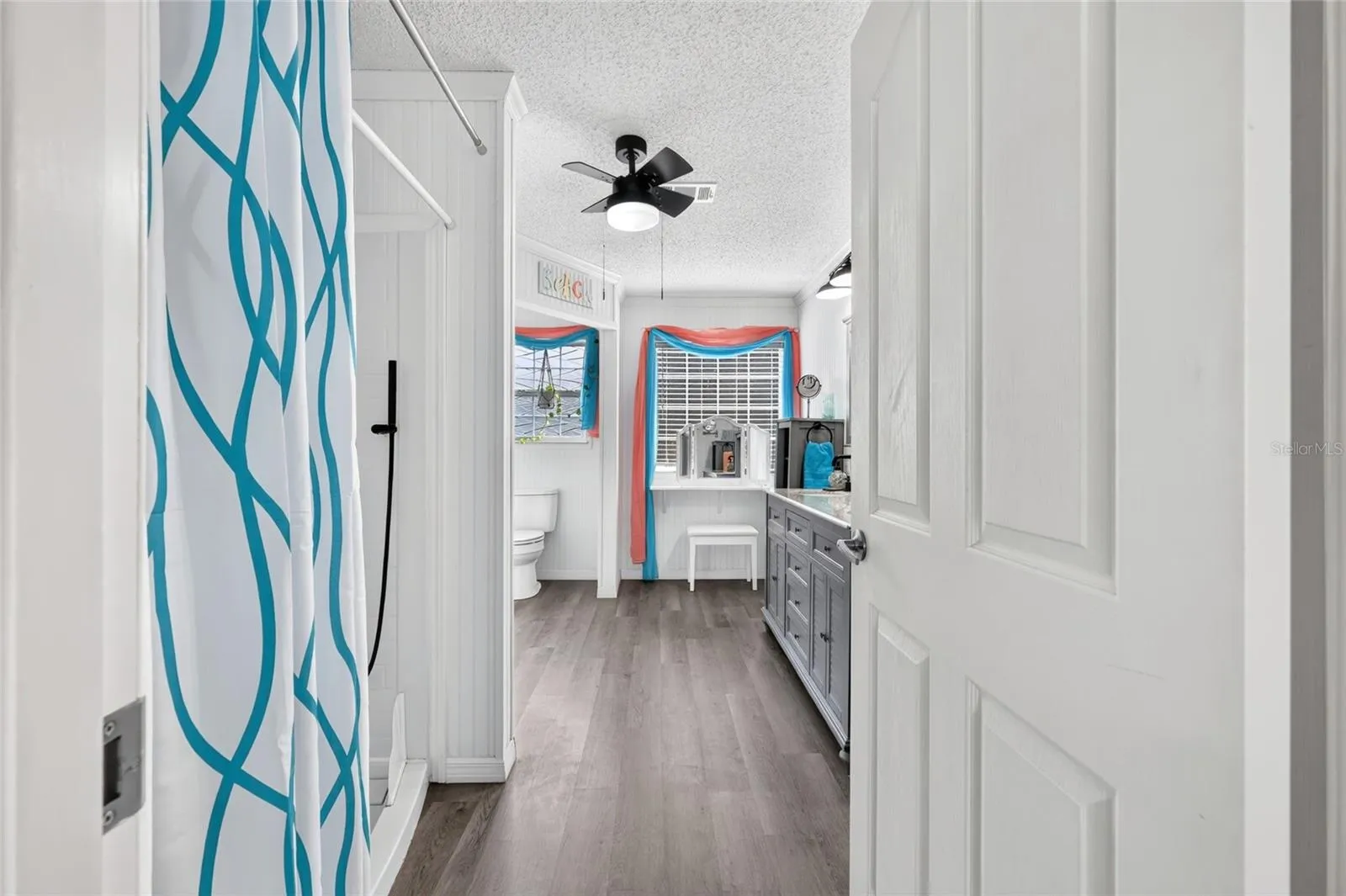 Primary en suite bathroom