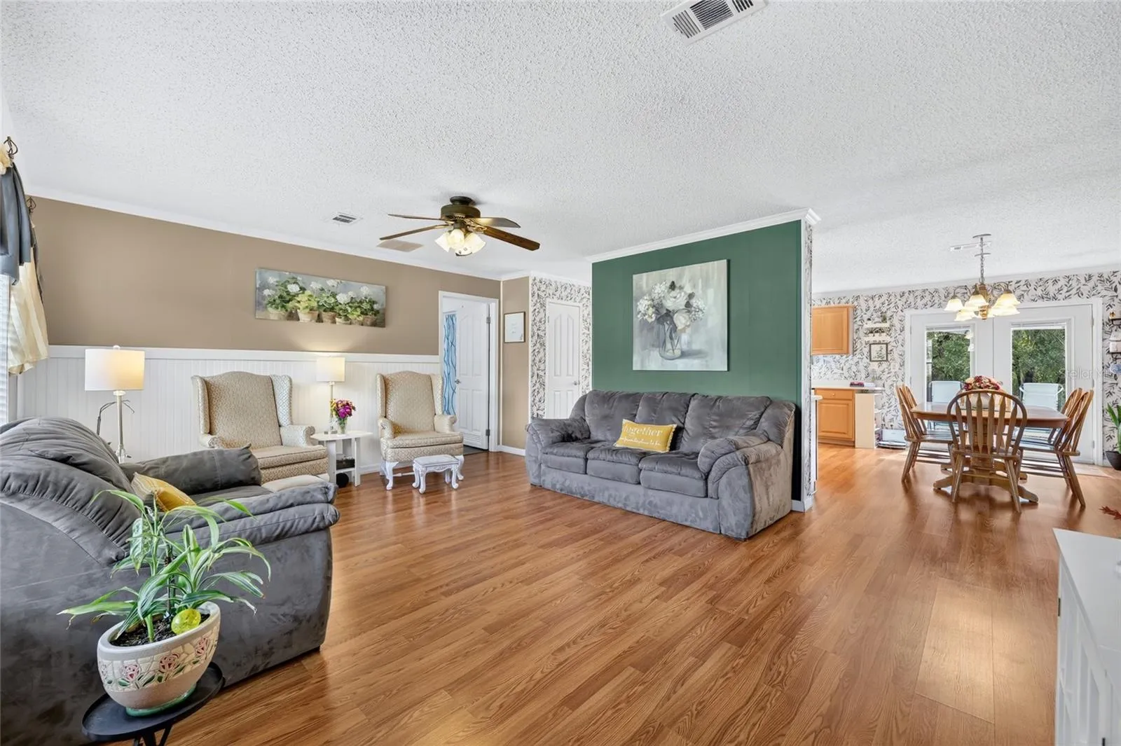 Living room/dining room