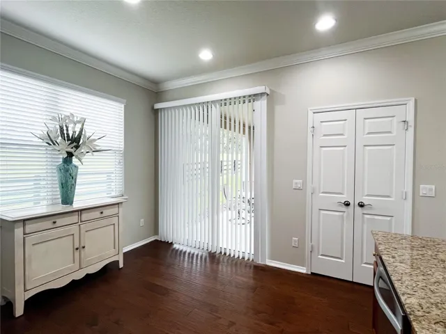 Kitchen Eat-in Area