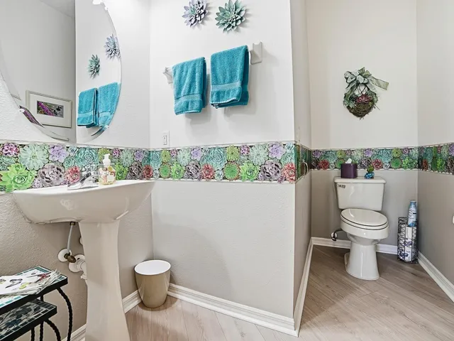 1/2 Bathroom for company