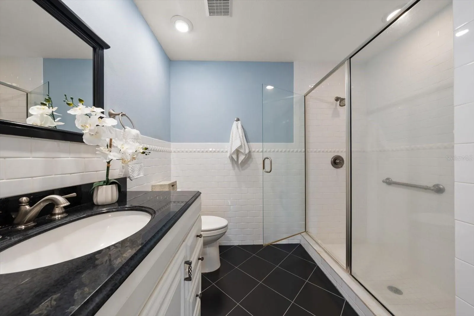 Primary en-suite bathroom