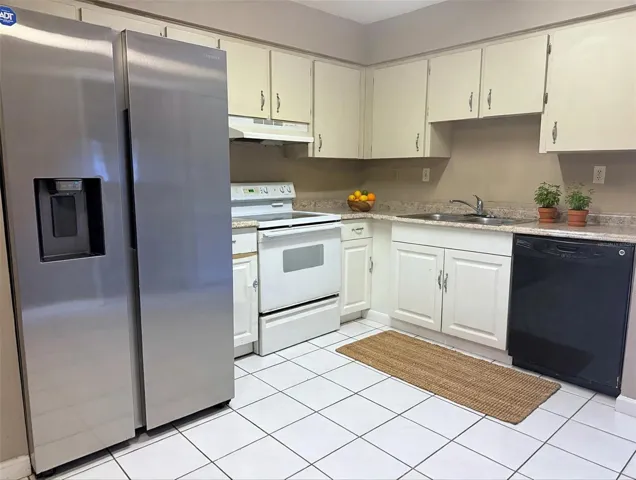 KITCHEN (VIRTUALLY STAGED)