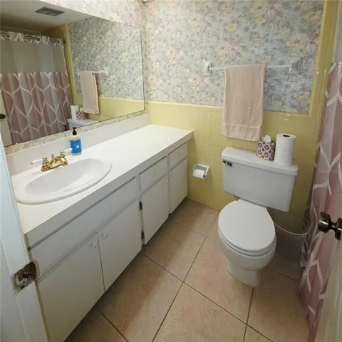 Guest full bathroom with tub