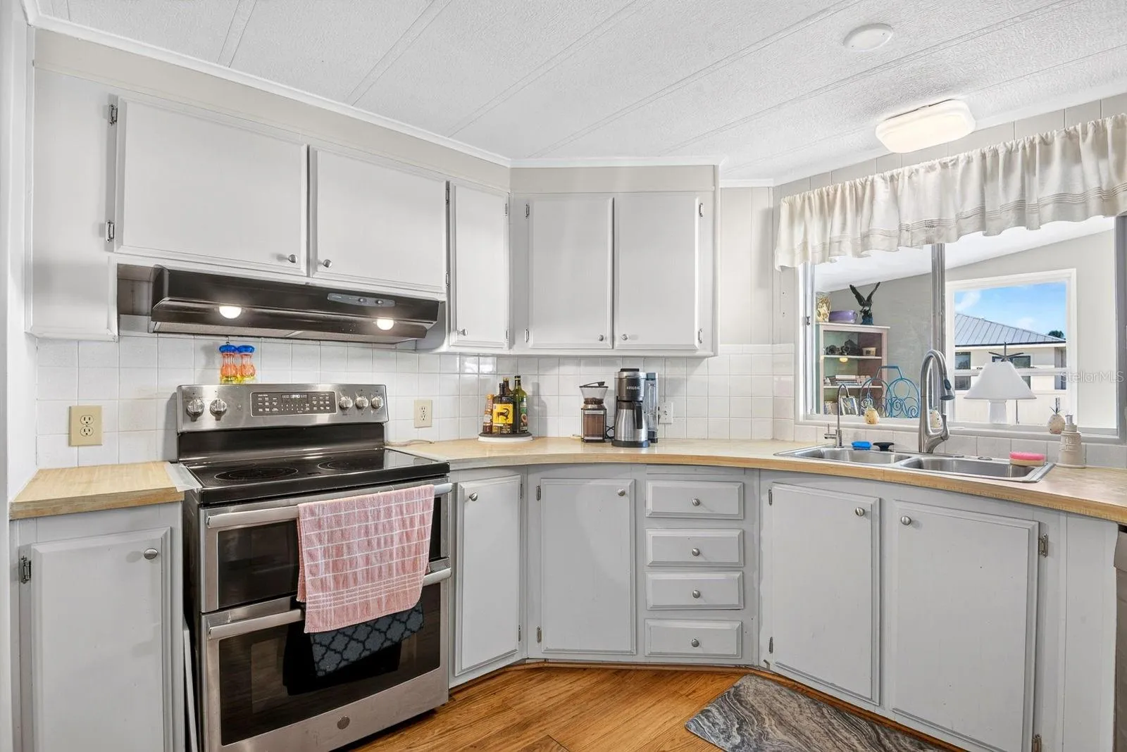 Kitchen nice and bright