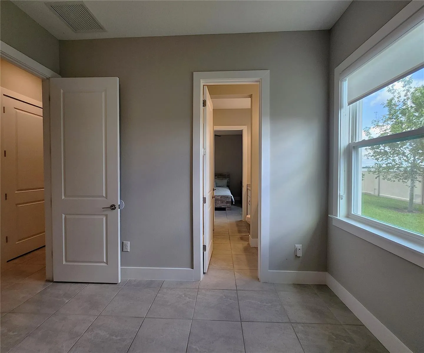 Guest Bedroom #1, Jack-n-Jill Bathroom