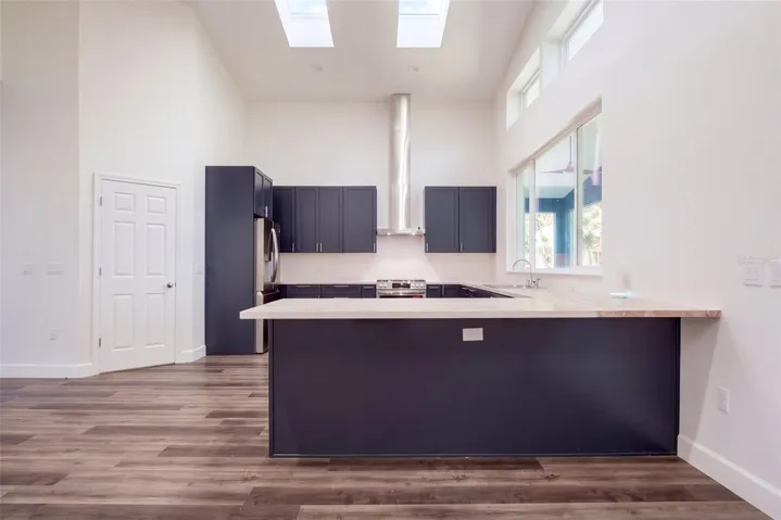 Walk-in pantry, peninsula seating, and vaulted ceilings