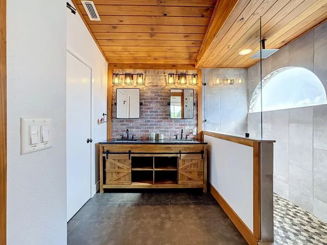 Walk in Closet and Private Stall