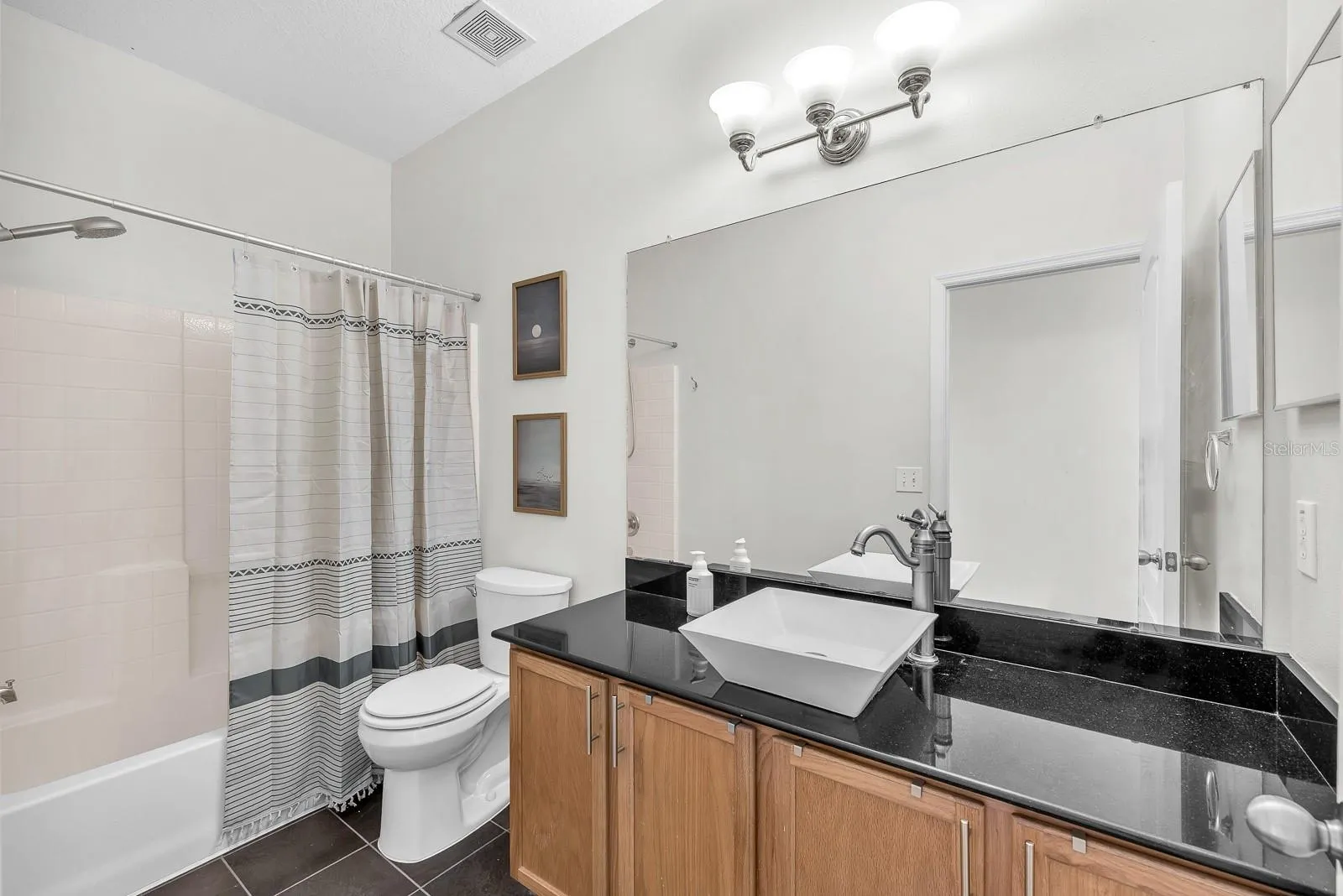 Full Bathroom 2