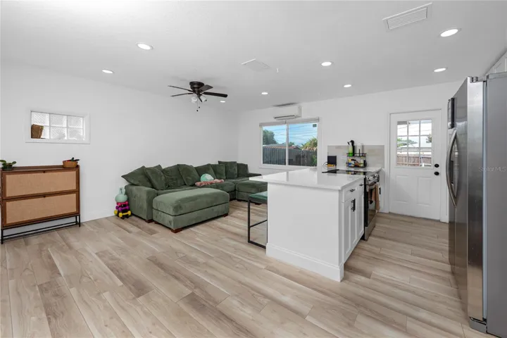 Living room/kitchen area
