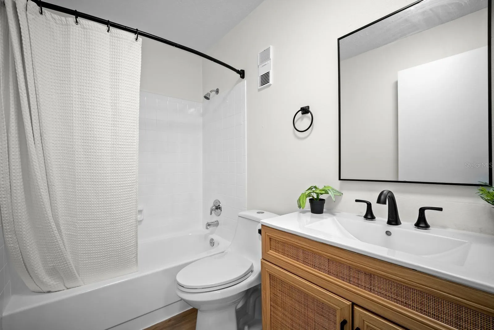 bathroom with tub