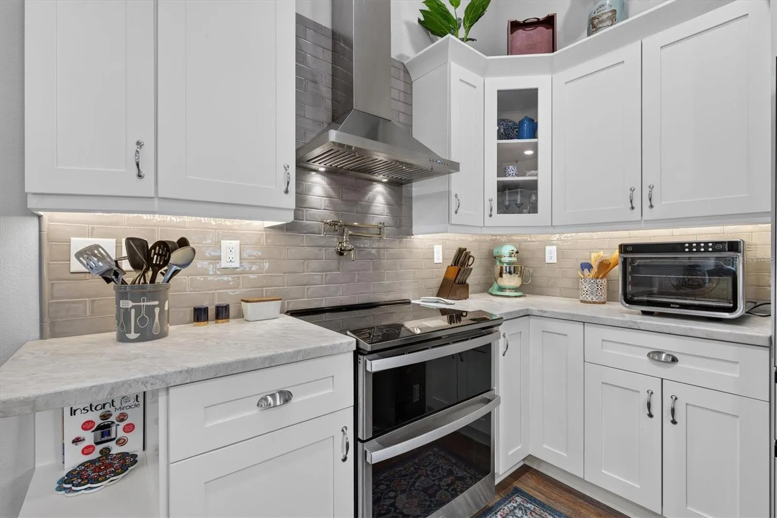 Soft Close White Shaker Wood Cabinets with Crown Molding